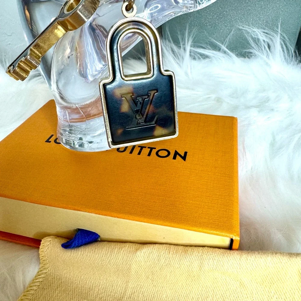 Louis. Hitting Tortoise 🐢 Gold Porte Key Chain/Bag Charm - Picture 2 of 3